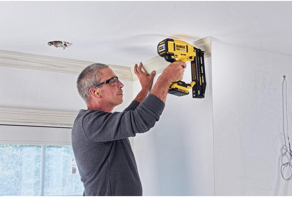 DEWALT 20V MAX* XR Finish Nailer, Cordless, Straight, 16GA (DCN662D1)