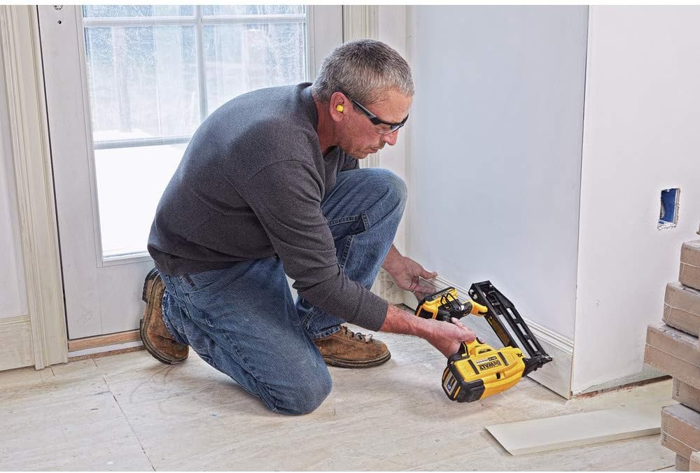 DEWALT 20V MAX* XR Finish Nailer, Cordless, Straight, 16GA (DCN662D1)