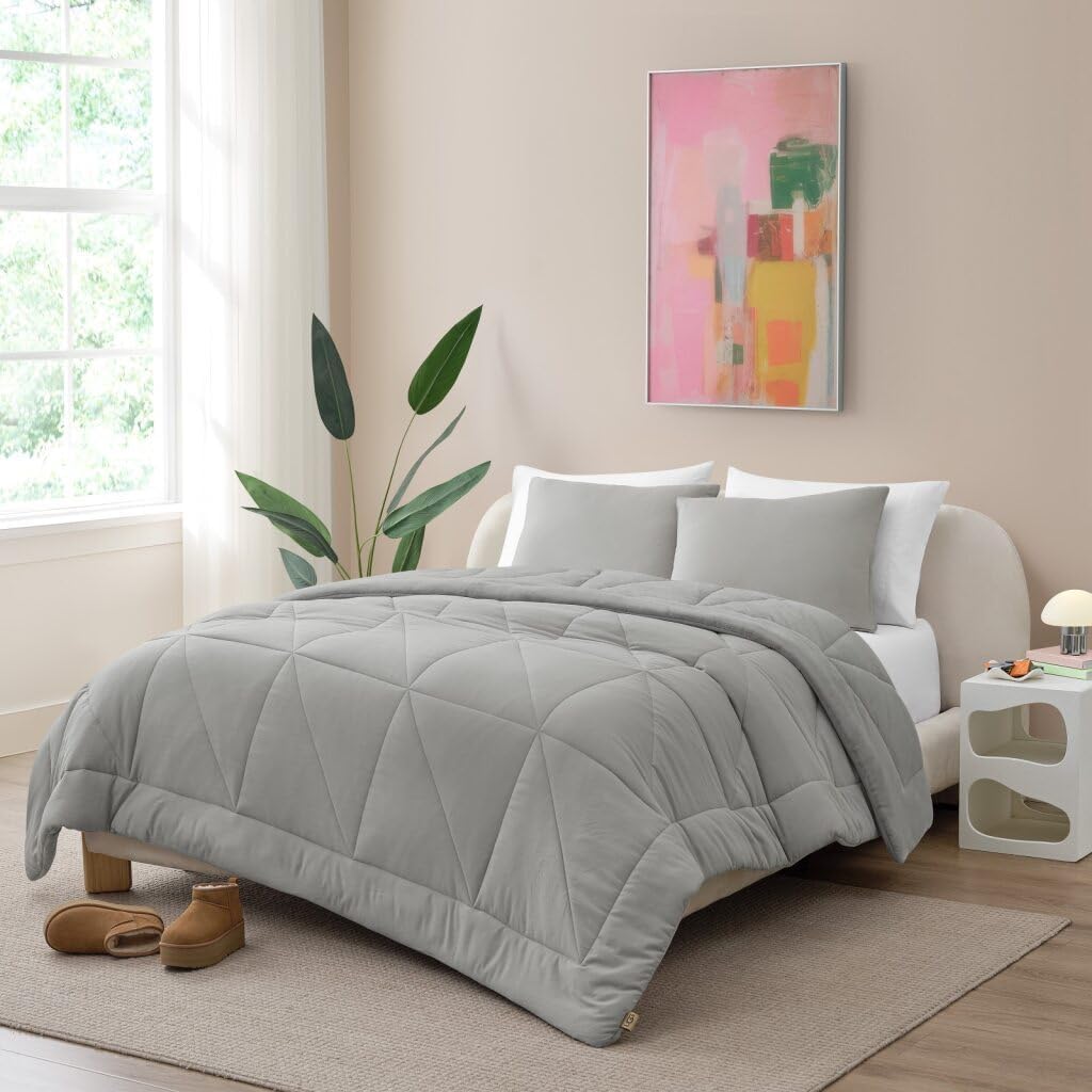 UGG Full/Queen Comforter Set – 3 Piece Luxury Reversible Plush Queen Bed Set with Down Alternative Fill, Soft Comforter Bedding Set with 2 Queen Shams for Home & Bedroom Decor, Seal Gray (Corey)