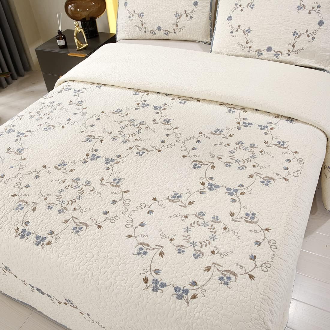 vctops 3-Piece 100% Cotton Bedspread Coverlet Set King Size Elegant Floral Embroidered Reversible Patchwork 1 Quilt and 2 Pillow Shams (Flower B,King)