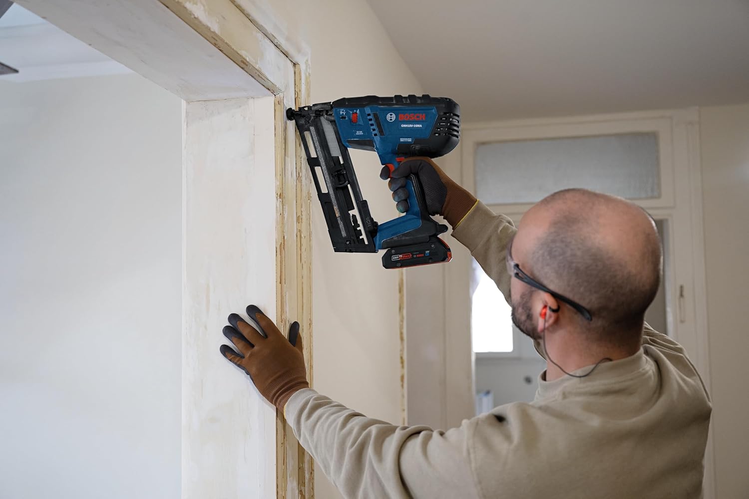 BOSCH GNH18V-16MAN 18V Brushless 16-Gauge Angled Finish Nailer - Fastens up to 1,600 Nails per Charge, One-Handed Activation, Tool-Free Jam Clearing, Belt Hook (Bare Tool)