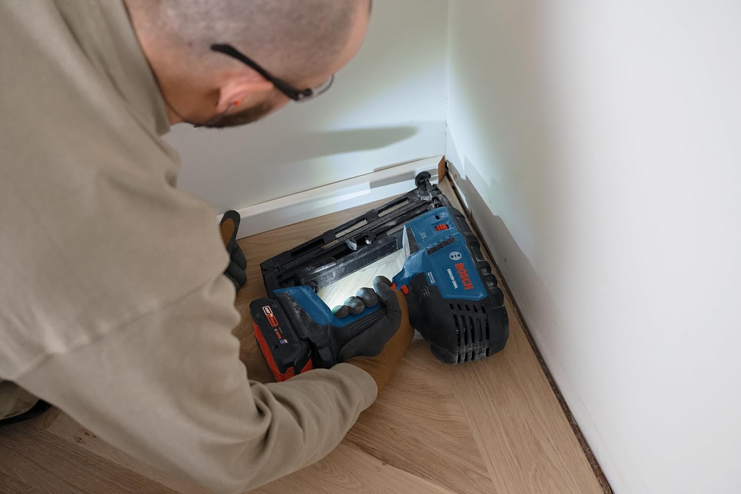 BOSCH GNH18V-16MAN 18V Brushless 16-Gauge Angled Finish Nailer - Fastens up to 1,600 Nails per Charge, One-Handed Activation, Tool-Free Jam Clearing, Belt Hook (Bare Tool)