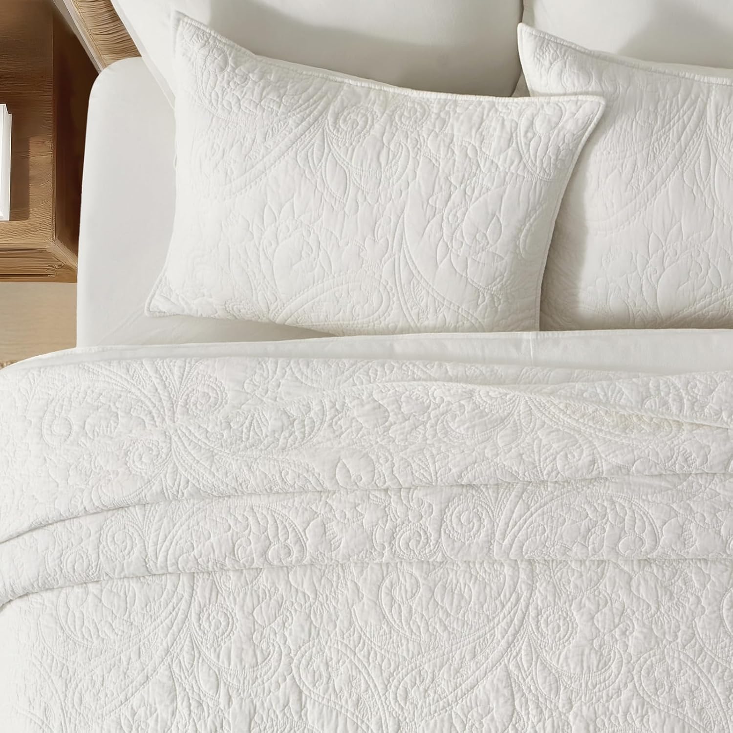 EVERGRACE 100% Cotton Paisley Quilt Set, Oversized King 3 Piece Set – Prewashed Lightweight Bedspread with 2 Shams, Soft & Breathable Matelasse-Style Quilted Coverlet, Bright White