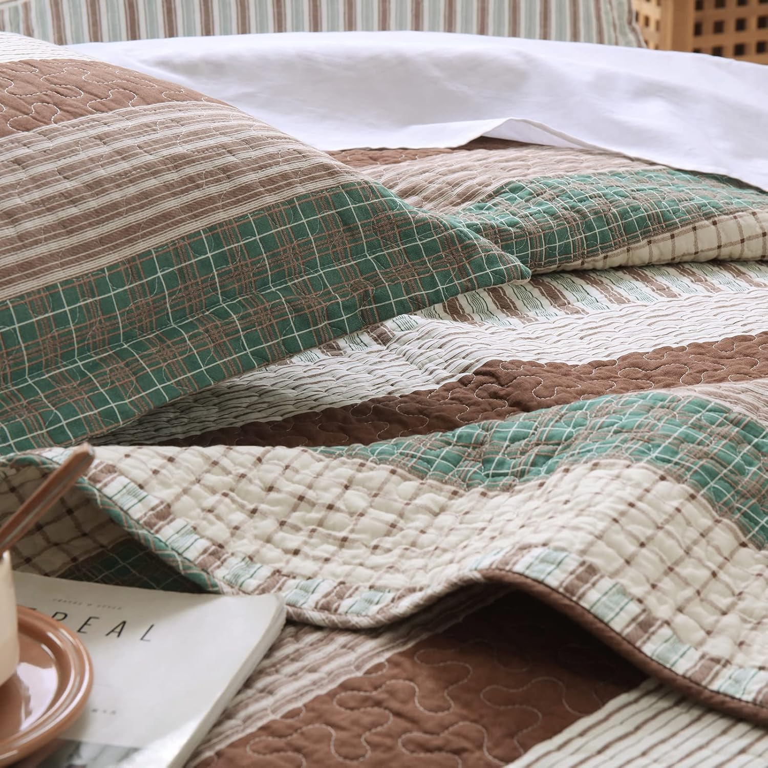 PANGUSHAN 100% Cotton Quilt Set King Size, Patchwork King Quilt Bedding Set Bedspreads, Farmhouse Lightweight Comforter Reversible Quilt, Green/Brown/Beige Bed Spread for All Season, 3 Pieces