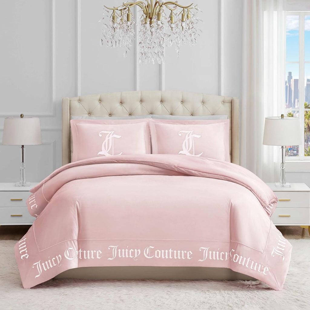Juicy Couture - Comforter Set - Gothic Design Bedding - Full/Queen - 3 Piece Set Includes (1) 90' x 92' Comforter and (2) 20' x 26' Shams - Wrinkle Resistant - Premium Bedroom Decor - Marshmallow Pink